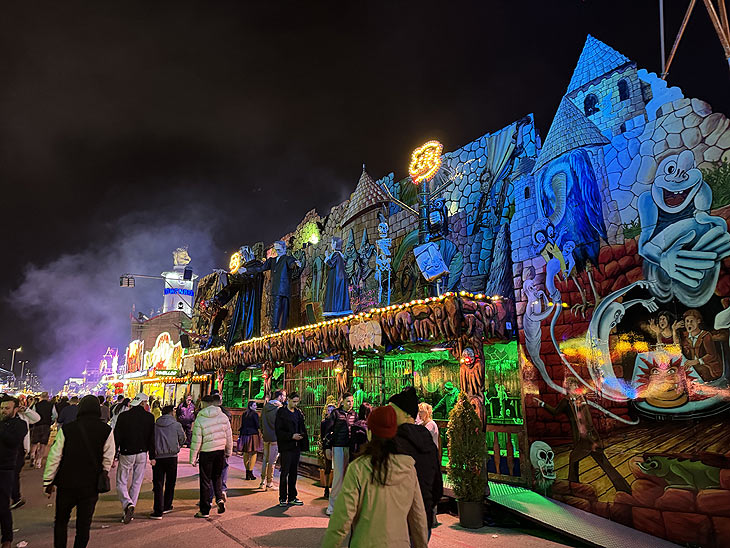 Oktoberfest Eckl's Nostalgie Geisterbahn: die familienfreundliche Geisterbahn auf der Wiesn 85 Jahre auf der Wiesn - 20 Gruseleffekte - mit lebendem Geist. (©Ftp:: Martin Schmitz)